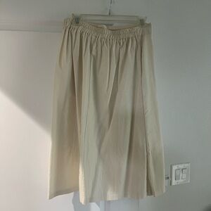 Beautiful linen skirt with pockets and buttons good condition